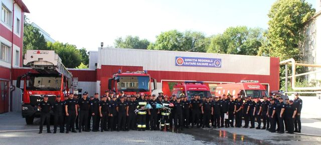 Doi pompieri au trecut în rezervă după peste 20 de ani de serviciu