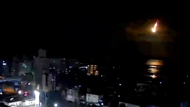 Una misteriosa palla di fuoco illumina il cielo del Giappone