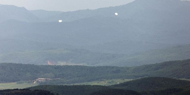 Észak-Korea megint több száz szeméttel teli léggömböt küldött Dél-Koreába