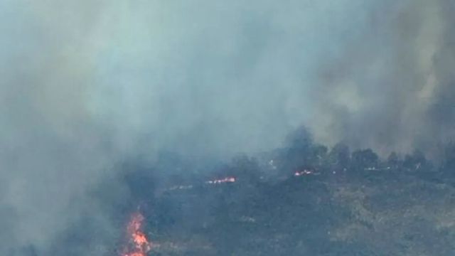 Vecinos de Casas de Millán y Grimaldo reciben una alerta en sus móviles para evacuar ante la cercanía del incendio