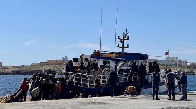Navi e aerei militari per svuotare Lampedusa, più Cpr