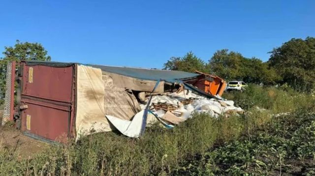 Un camion care transporta 22 de tone de zahăr s-a răsturnat în raionul Drochia