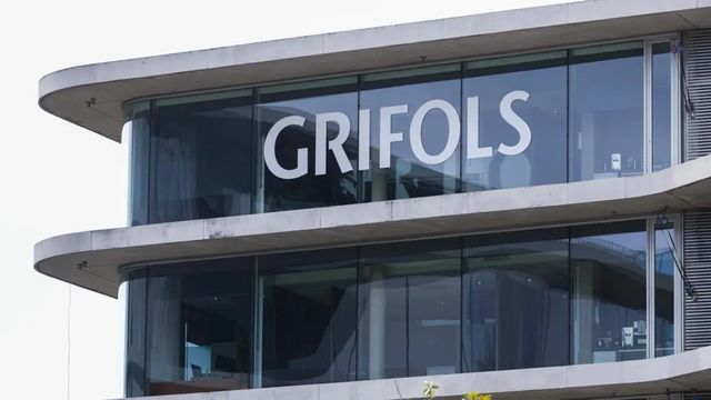 Grifols cierra 2024 con un beneficio neto de 157 millones, un 271% más, y eleva un 10,3% sus ingresos