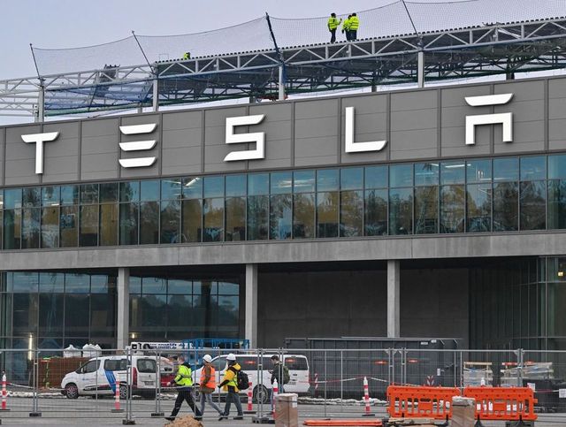 Tesla nu mai vrea să facă baterii în Germania