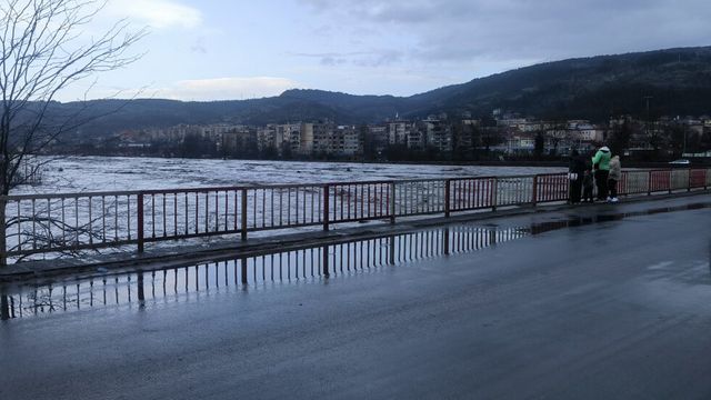 Мост рухна в Крумовградско, повишени са нивата на всички реки в област Кърджали