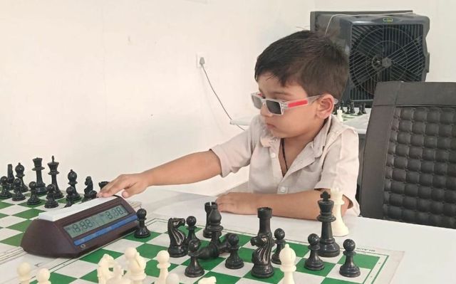 Un copil minune devine la vârsta de trei ani cel mai tânăr jucător de șah care obține un rating oficial