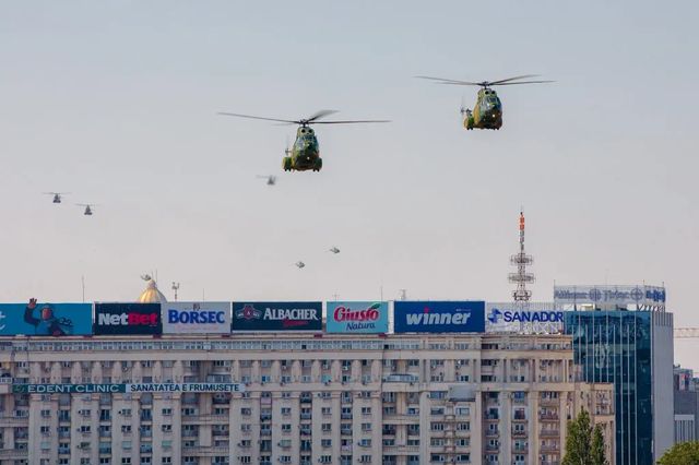 Ziua Aviației Române, marcată prin ceremonii și survoluri aeriene la București