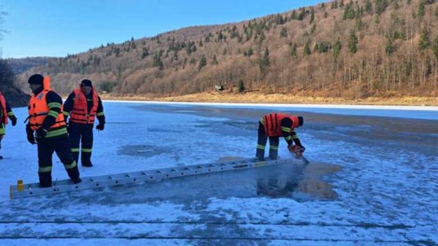 A treia zi de căutări în lacul Zetea din Harghita în cazul tânărului dat dispărut