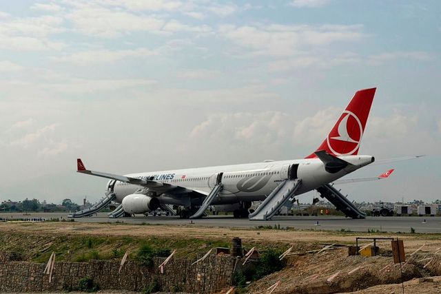 Aereo prende fuoco dopo atterraggio a Kathmandu in Nepal
