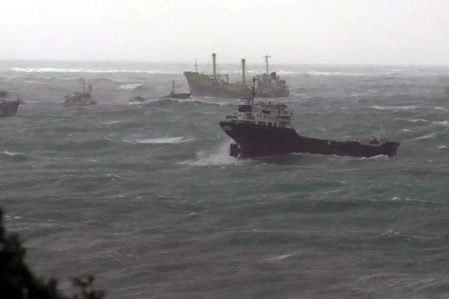 Un petrolier din flota fantomă rusă, atacat cu drone navale de…