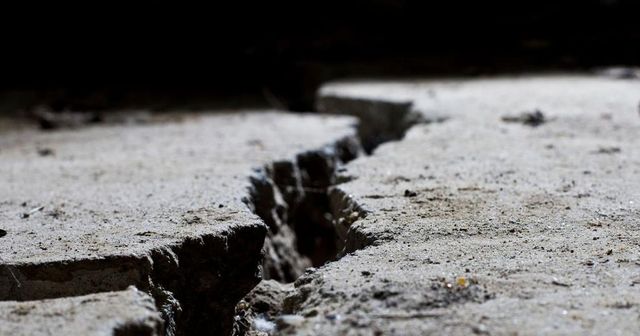 Po zemětřesení o síle 7,4 stupně zasáhly Japonsko první vlny cunami