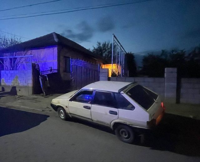 Un minor de 17 ani a intrat cu mașina într-o gospodărie, iar poarta prăbușită a strivit un bărbat de 72 de ani
