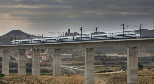 Adif pacta con Renfe, Iryo y Ouigo alargar media hora el tiempo de viaje entre Madrid y Barcelona