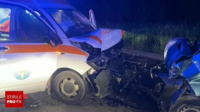 Accident grav în Cluj. Ambulanță implicată în coliziune, o femeie în stop cardio-respirator