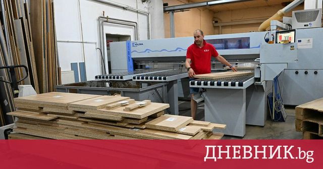 Промишленото производство се свива с над 9%