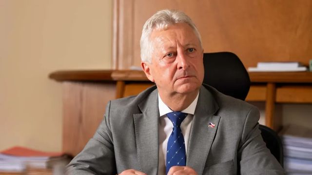 Zůna o rozhodnutí převést peníze na zbraně pro Ukrajinu nevěděl