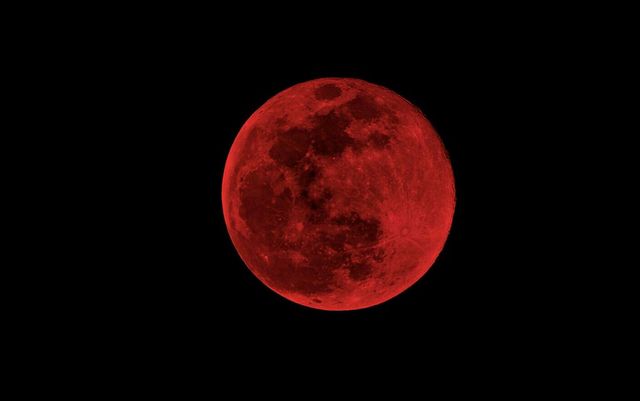 Luna va deveni roșiatică în timpul eclipsei totale din noaptea de duminică spre luni