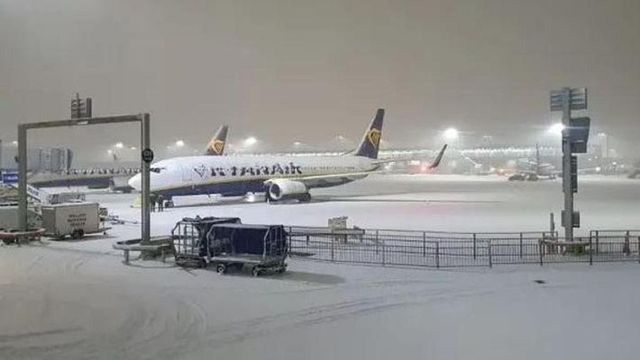 Gran Bretagna, chiusi gli aeroporti di Manchester e Liverpool per neve