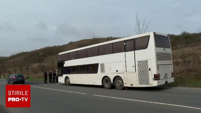 Adolescenta care a căzut dintr-un autocar în mers a apăsat din greșeală butonul ușii de urgență