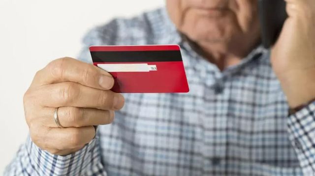 Pensiile și alocațiile sociale vor fi transferate pe carduri pe 3 septembrie