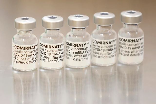 Românii nu dau năvală să se imunizeze, dar dozele de vaccin continuă să sosească în țară