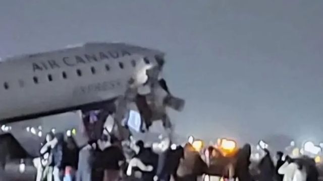 Dos muertos tras chocar un avión contra un camión en un aeropuerto de Nueva York