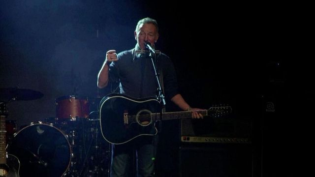 Springsteen suona a sorpresa a Minneapolis, sulla chitarra 'Arrest the President'