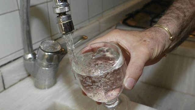 Soda caustica servita al posto dell’acqua, sfiorata tragedia in bar di Monza