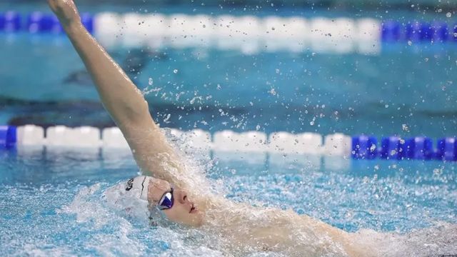 Kós Hubert nem hivatalos világcsúcsot úszott 100 yard háton