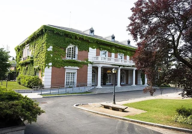 Sancionan a un guardia civil que se emborrachó en Moncloa y enseñó el culo al jefe de escoltas de Sánchez