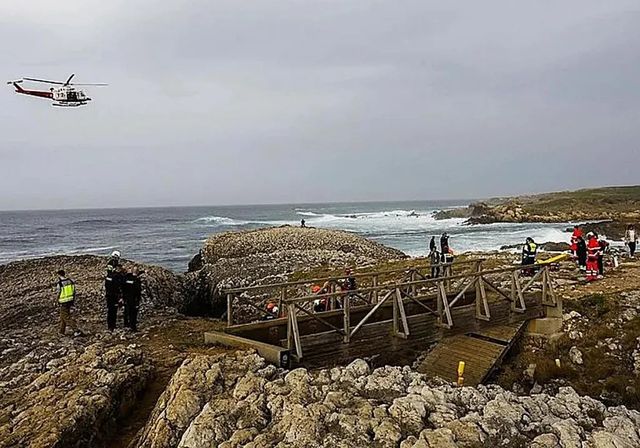 Al menos tres muertos al hundirse una pasarela en Santander