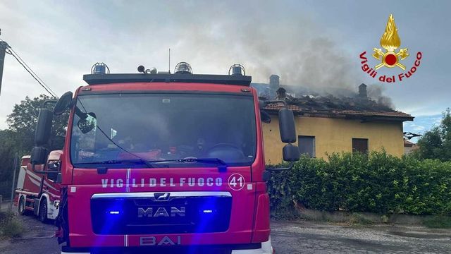 Rimini, incendio in palazzina: 2 morti e decine di persone evacuate