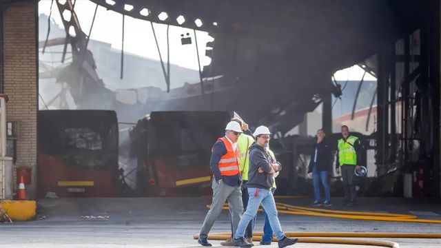 Un devastador incendio quema 39 autobuses urbanos de Burgos, la mitad de la flota