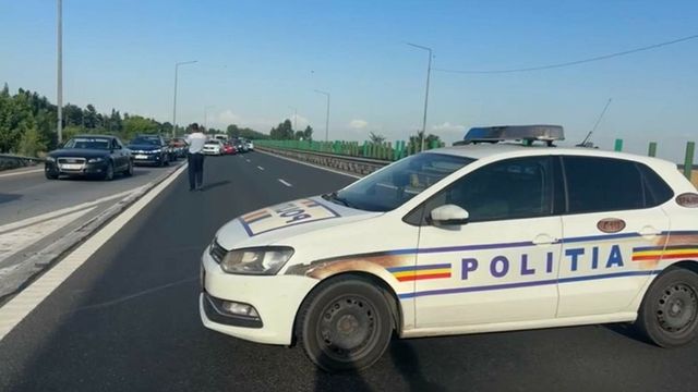 Incendiu de vegetație lângă Autostrada Soarelui. Circulație oprită pe autostrada și pe calea ferată