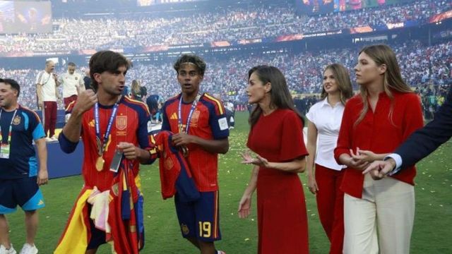 Felipe y Letizia abren la Zarzuela a los reyes del fútbol, campeones del mundo