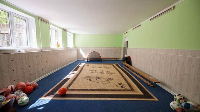 Sala de sport a unei școli pentru copii cu nevoi speciale, renovată în cadrul unui proiect de caritate