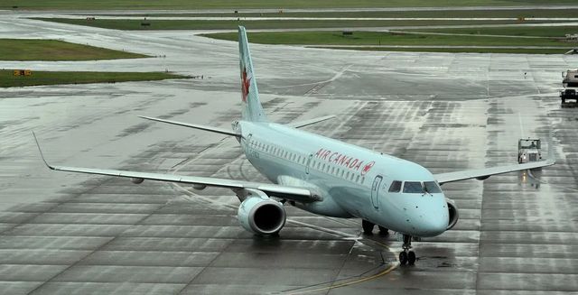 O pasageră a Air Canada a adormit și s-a trezit abandonată la bordul unui avion