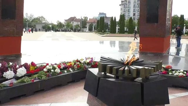 Conducerea Primăriei Chișinău depune flori la Complexul Memorial „Eternitate”