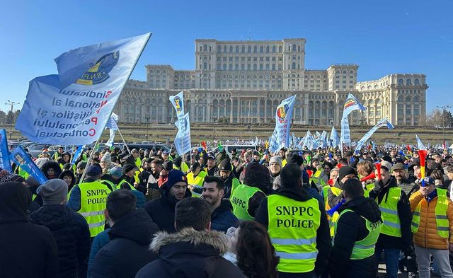 Polițiștii protestează în Piața Victoriei. Nu sunt de acord cu majorarea vârstei de pensionare
