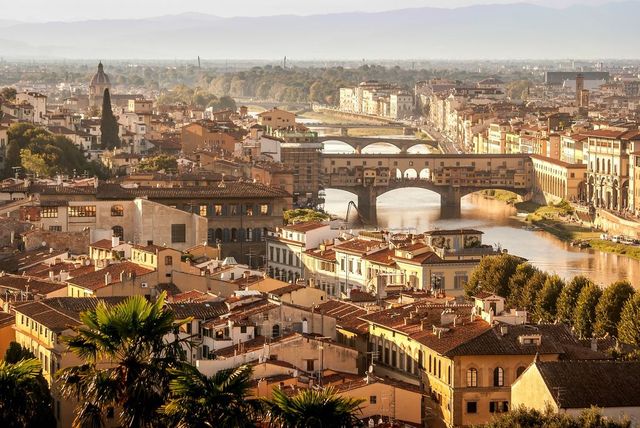 Un turist american a fost sancționat cu 500 de dolari după ce a intrat cu mașina Ferrari în celebra Piazza della Signoria din Florența