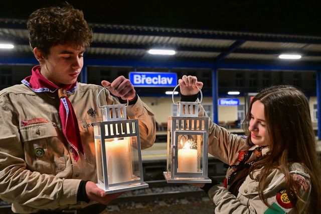 Skauti přivezli z Lince do Brna betlémské světlo, rozvezou je za týden