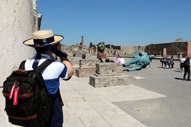 Turista vandalizza una parete negli scavi di Pompei, bloccato