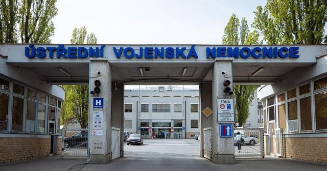 Policie zasahuje v Ústřední vojenské nemocnici, zadržela tři lidi