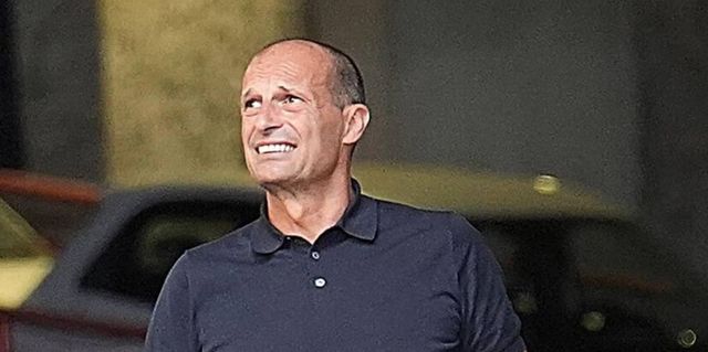 Napoli, Allegri e De Laurentiis con la maglia del centenario sul palco del San Carlo