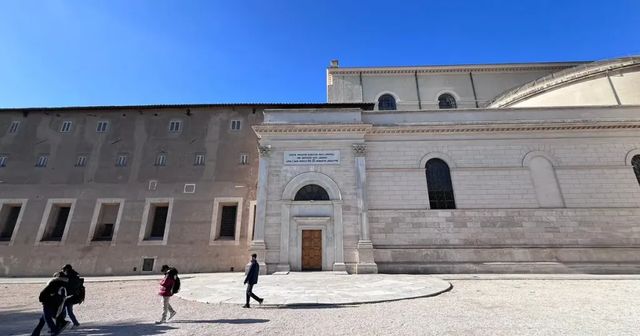 Giubileo 2025, aperta la Porta Santa a San Paolo fuori le Mura