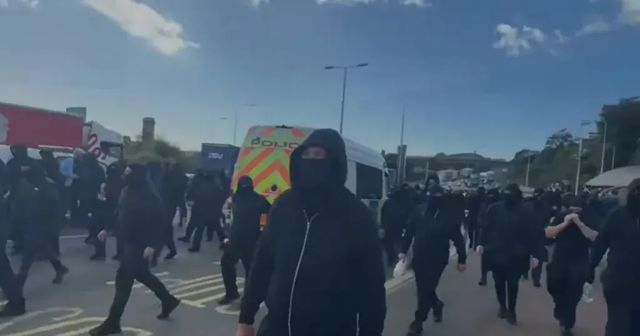 Porto di Dover bloccato contro i migranti, la protesta di centinaia di incappucciati