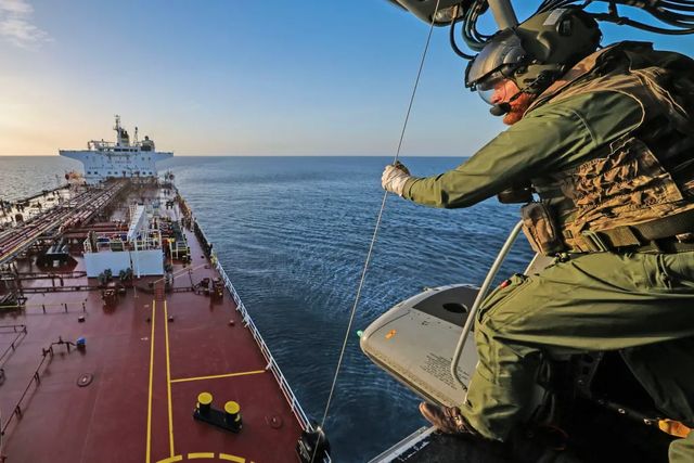 Ucraina a atacat în Marea Neagră încă un petrolier din „flota fantomă” a Rusiei