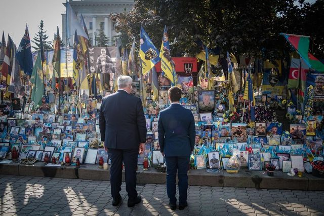 Ministrul Mihai Popșoi, aflat la Kiev, a adus un omagiu celor căzuți pentru libertatea Ucrainei