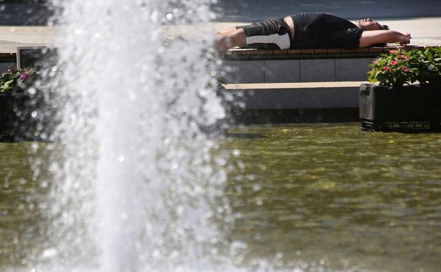 Caldo killer per il sonno? Il segreto dei risvegli ripetuti