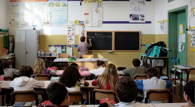 Papà spintona e prende a pugni maestra elementare a Piacenza
